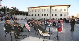 Minik Şef Askeri Bandoyu Yönetti