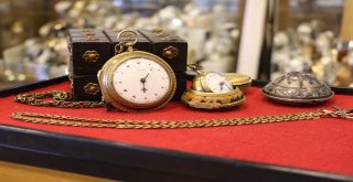 İki Asırlık Osmanlı Saray Saatleri Göz Kamaştırıyor