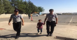 Özel Güvenlik Görevlileri Buldukları Çocuğu Polise Teslim Etti