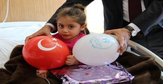 Gönüllü Gençler Hasta Çocukları Sevindirdi