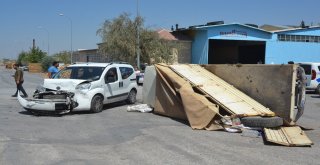 Ticari Araç İle Kamyonetin Çarpışma Anı Güvenlik Kamerasına Yansıdı