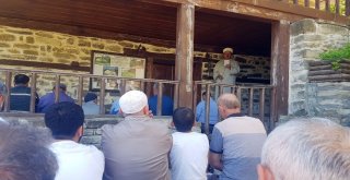 Cami Kilitli Kaldı, İmam Avluda Namaz Kıldırdı