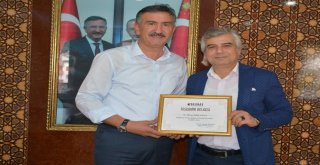 Eğitim Ve Bilime Yaptığı Katkılar Plaketle Ödüllendirildi