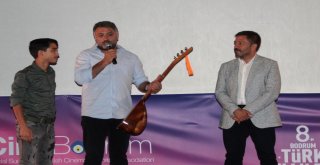 Müslüm Gürsesin İlk Sazını Eline Alınca Gözleri Doldu