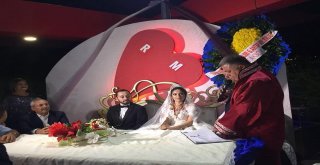 Chp Milletvekilinin Yeğenin Nikahını Ak Partili Belediye Başkanı Kıydı