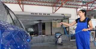 Mersinde Oto Yıkamacı Kadınlar Erkeklere Taş Çıkartıyor