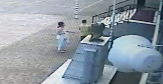 Yere Düşen Türk Bayrağını Defalarca Öpüp Kaldırdılar