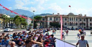 Bedava Dondurma Kuyruğu Metrelerce Uzadı