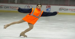 (Özel Haber) Kadın Mimar, “Reflektörlü Montu” İle Buz Pistinde Rüzgar Gibi Esti