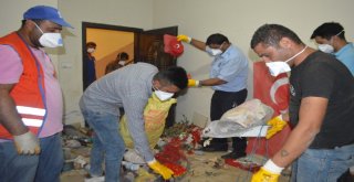 Evden 3 Kamyon Çöp Çıktı, Zabıta Türk Bayrağını Öpüp Başına Koydu