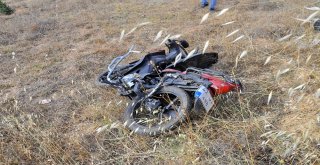 Motosikletle Otomobil Çarpıştı: 1 Ölü
