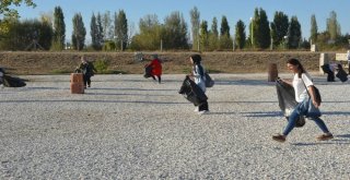 Üniversite Öğrencilerinden Örnek Davranış