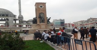 Üniversiteli Gençler Önce Kan Verdi, Ardından Çöp Topladı