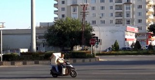 Motosikletle Yük Ve Eşya Taşıyorlar