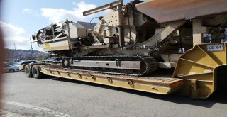 İş Makinesi Yüklü Tır Köprüye Oturdu, Trafik Felç Oldu