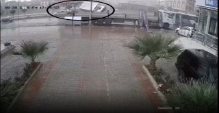 Kamyon Dehşetinden Böyle Kıl Payı Kurtuldular