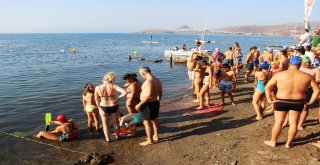 Bodruma 1 Mil Uzaklıktaki Adaya Yüzerek Ulaşıp, Dev Türk Bayrağı Açtılar