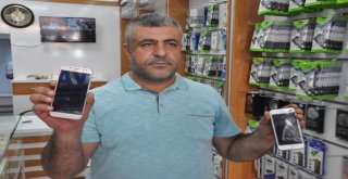 Abd Ürünü Cep Telefonunu Çekiçle Kırdı