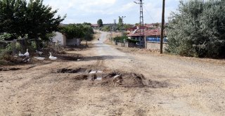 Köylüler Yollarının Yapılmasını Bekliyor