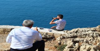 Antalyada Falezlerde Silahlı İntihar Girişimi