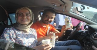 Bayram İçin Yola Çıkanlara Tuz İkram Ettiler