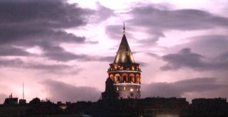 İstanbulda Şimşekler Geceyi Aydınlattı