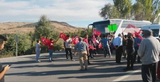 Akü Geri Dönüşüm Tesisine Karşı Çıkan Köylüler Yol Kapattı