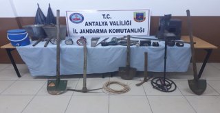 Aksekide Define Avcıları Suçüstü Yakalandı