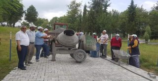 Parke Çalışmalarını Kadınlar Yapıyor