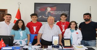 Uluslararası Festival Birincileri Başkan Özakcanı Ziyaret Etti