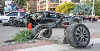 Kaldırımda Yürüyen Anne-Kıza Otomobil Çarptı; Anne Öldü, Kızı Ağır Yaralı