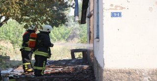Çıkan Yangına Bağ Evi Kül Oldu
