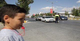 ‘Kırmızı Düdük Çaldı, Babası Kemer Taktı