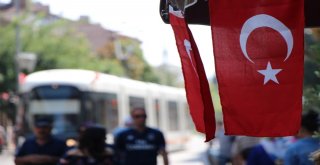 Eskişehir Sokaklarında Bayrak Seli