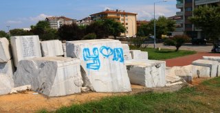 17 Ağustos Deprem Anıtını Spreylerle Boyadılar