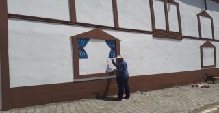 Genç Ressam Duvarlara Hayat Veriyor