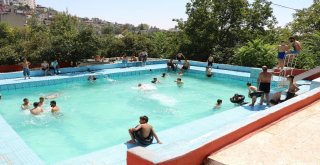 Sıcaktan Bunalanlar Yüzme Havuzlarında Serinledi