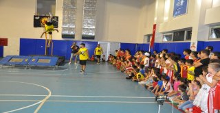 Terör Mağduru Şırnaklı Çocuklar, Akrobasi Basketbol Gösterisinde Gönüllerince Eğlendi