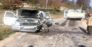 İki Kamyonet Çarpıştı: 4 Yaralı