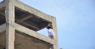 Genç Kadını 5. Kattan Atlarken İtfaiye Amiri Kurtardı