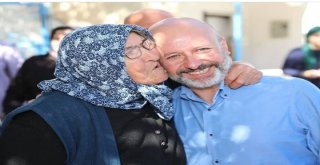 Vatandaş Başkan Çolakbayrakdarı Sevgiyle Karşılıyor