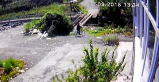 Bisikletten Fırlayıp Dereye Uçtu