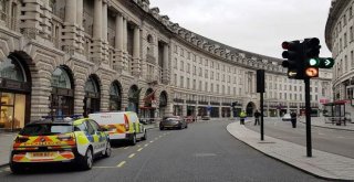 Polisin Takip Ettiği Araç Otobüs Durağına Çarptı: 4 Yaralı