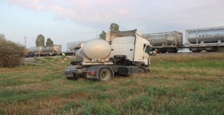 Yük Treniyle Tanker Çarpıştı: 1 Yaralı