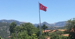 Aksekili Hayırseverden Köyüne Dev Türk Bayrağı