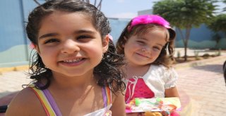 Suriyede Savaşta Annelerini Kaybeden Çocukların Saçlarına İlk Kez Örgü Yapıldı