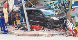 Sürücüsü Olmayan Araç Markete Daldı