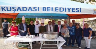 Kuşadası Belediyesi Camiatikte Aşure Dağıttı