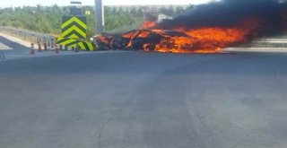 Bariyere Çarpan Lüks Otomobil Alev Alev Yandı