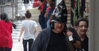 Kafasına Geçirdiği Poşetle Yağmurdan Korunmaya Çalıştı